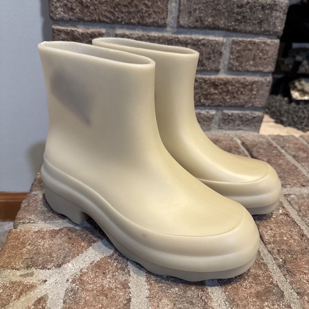 Vince Nia Moonlight Nude Lug Sole Women Waterproof Rain Boots Size 6